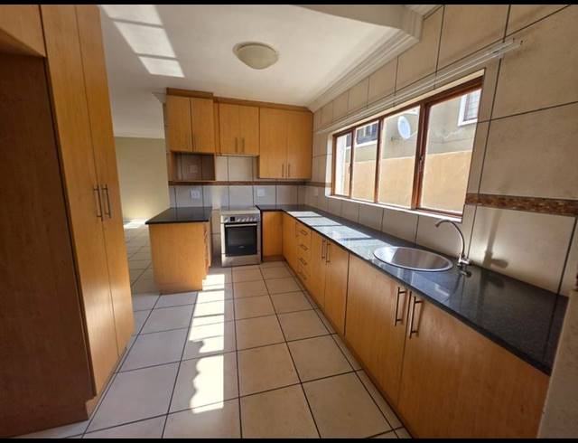 3 BEDROOM TOWNHOUSE FOR SALE IN GREENHILLS